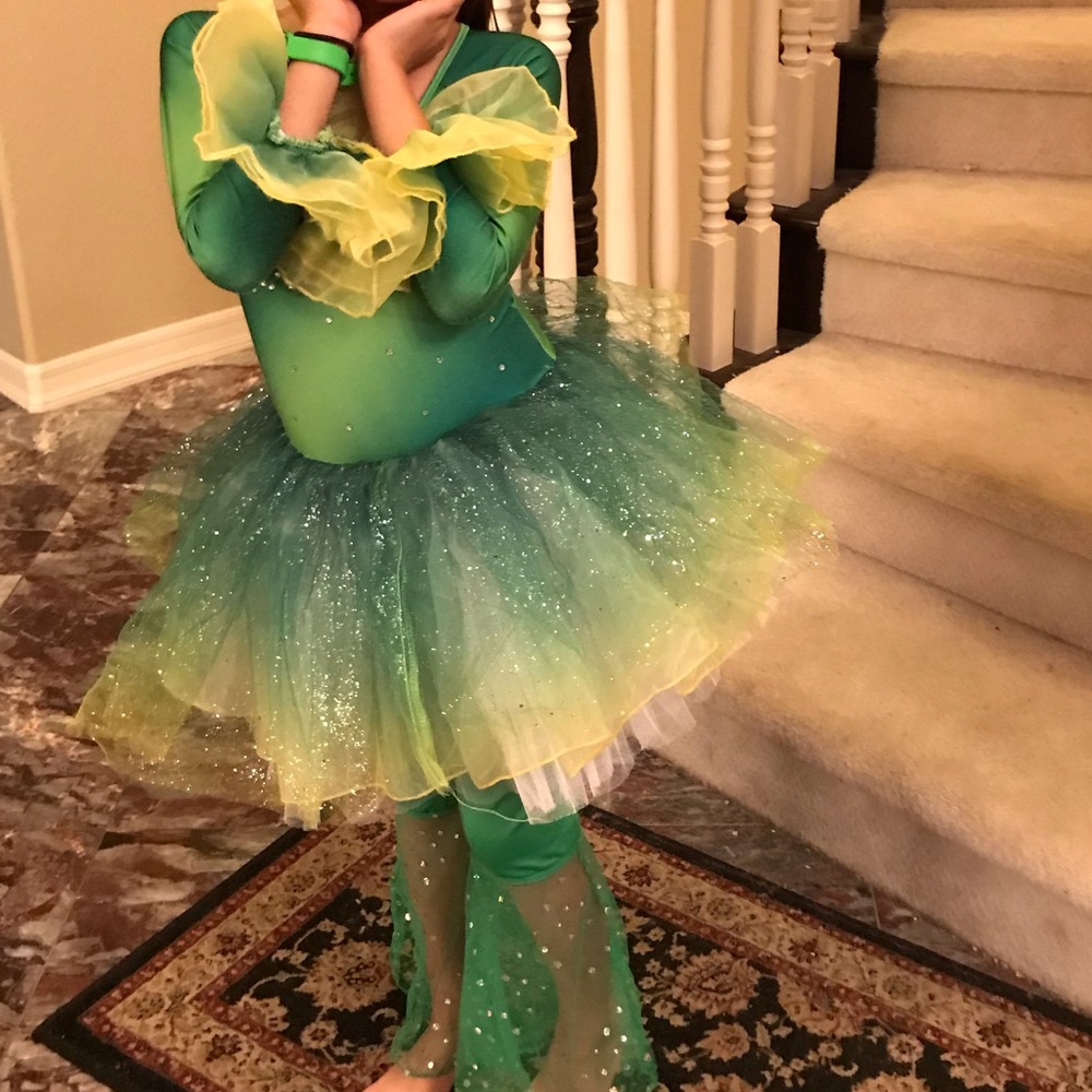 Dance costume green lotus leaves like new size 6